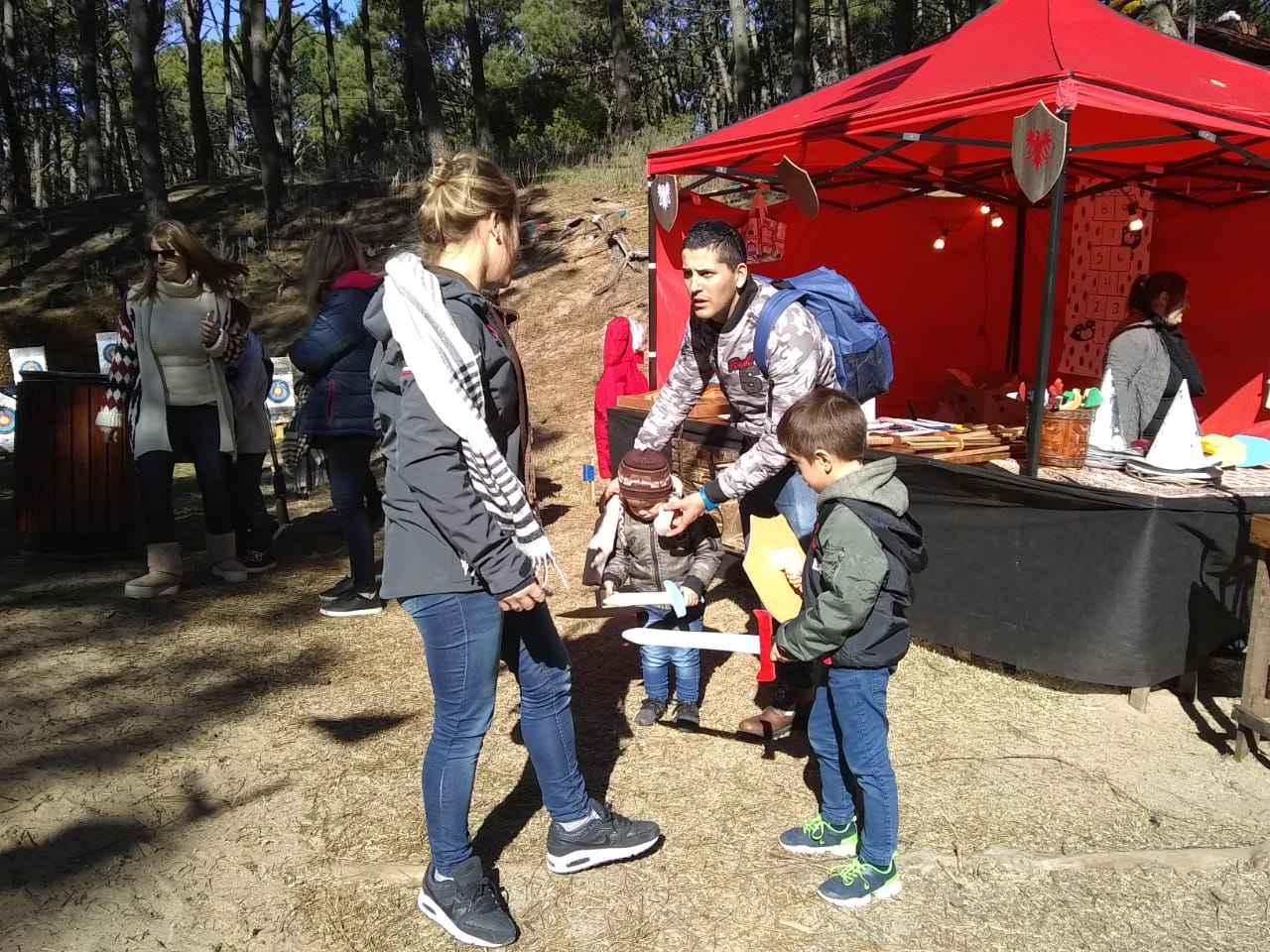 niños con espadas.jpg