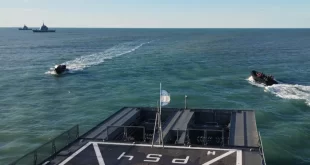 Unidades de la Armada realizaron ejercicios con un gran despliegue frente a Mar del Plata