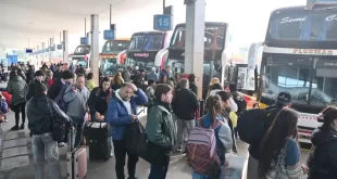 Más turistas, pero con gasto moderado: 1,44 millones de viajeros en el fin de semana largo