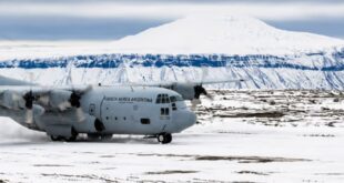 Base Marambio desde el aire: así es el aterrizaje de avión más exigente de la Antártida Argentina