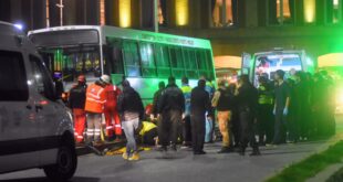 Mar del Plata : colectivo se despistó en la costa y arrolló a varias personas, una joven fallecida