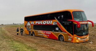 Susto en la Ruta 2: Un micro de doble piso despistó y terminó en el cantero central